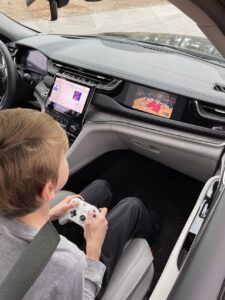 В Jeep Grand Cherokee Overland 2022 можно подключить Xbox к экрану пассажира