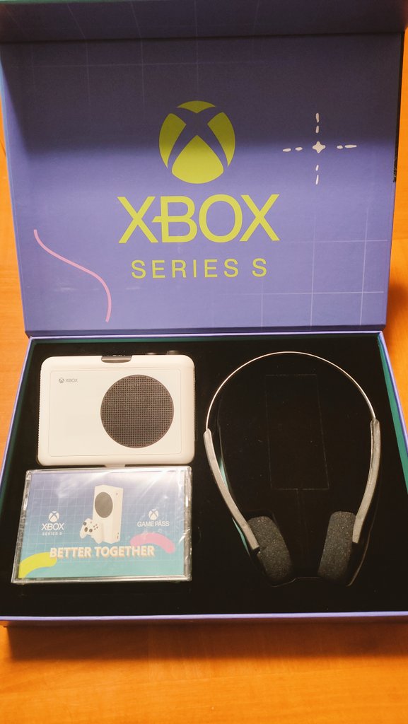 Журналист показал кассетный плеер в стиле Xbox Series S, который ему прислала Microsoft: с сайта NEWXBOXONE.RU